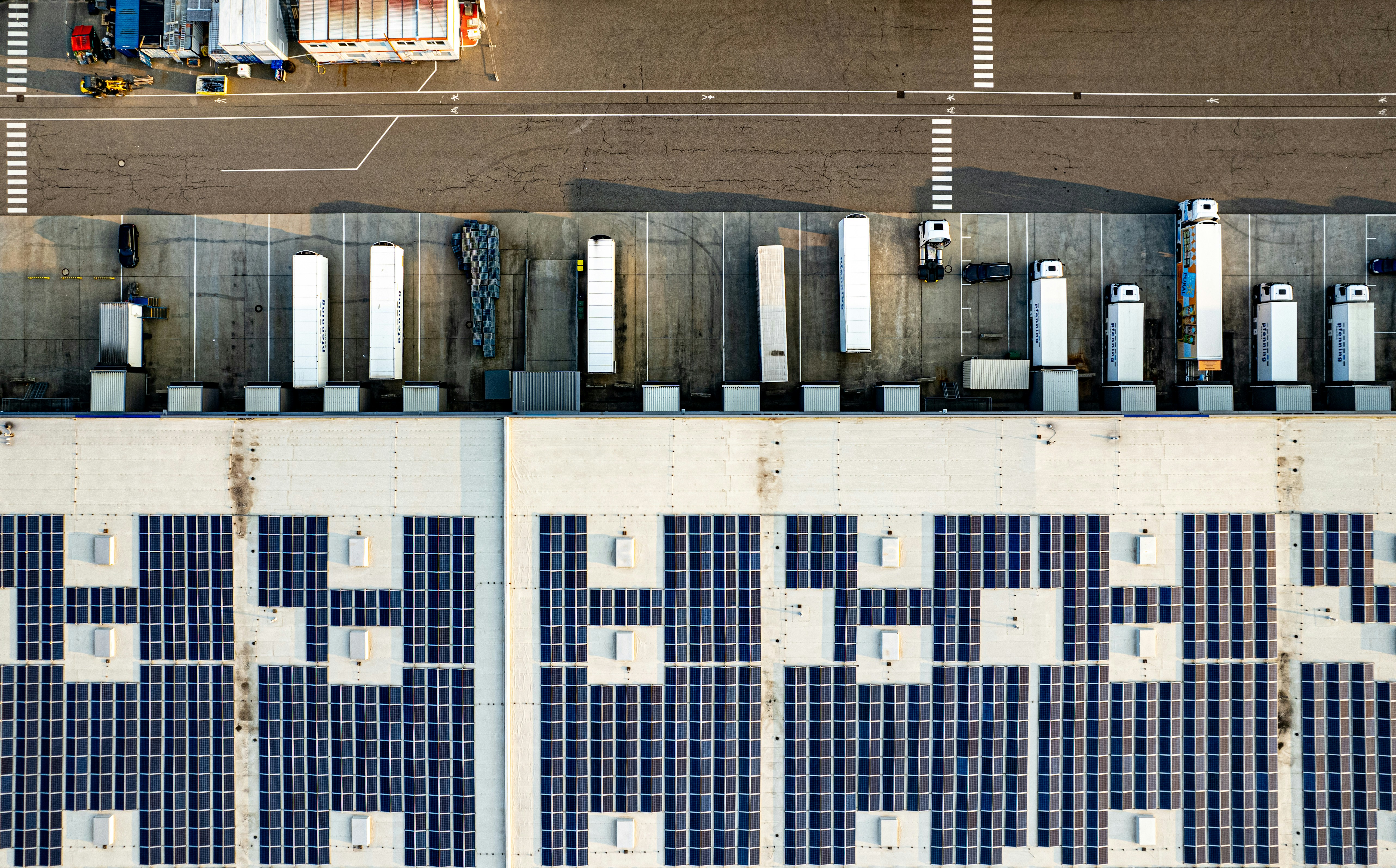 Gewerbehalle mit großer Photovoltaikanlage